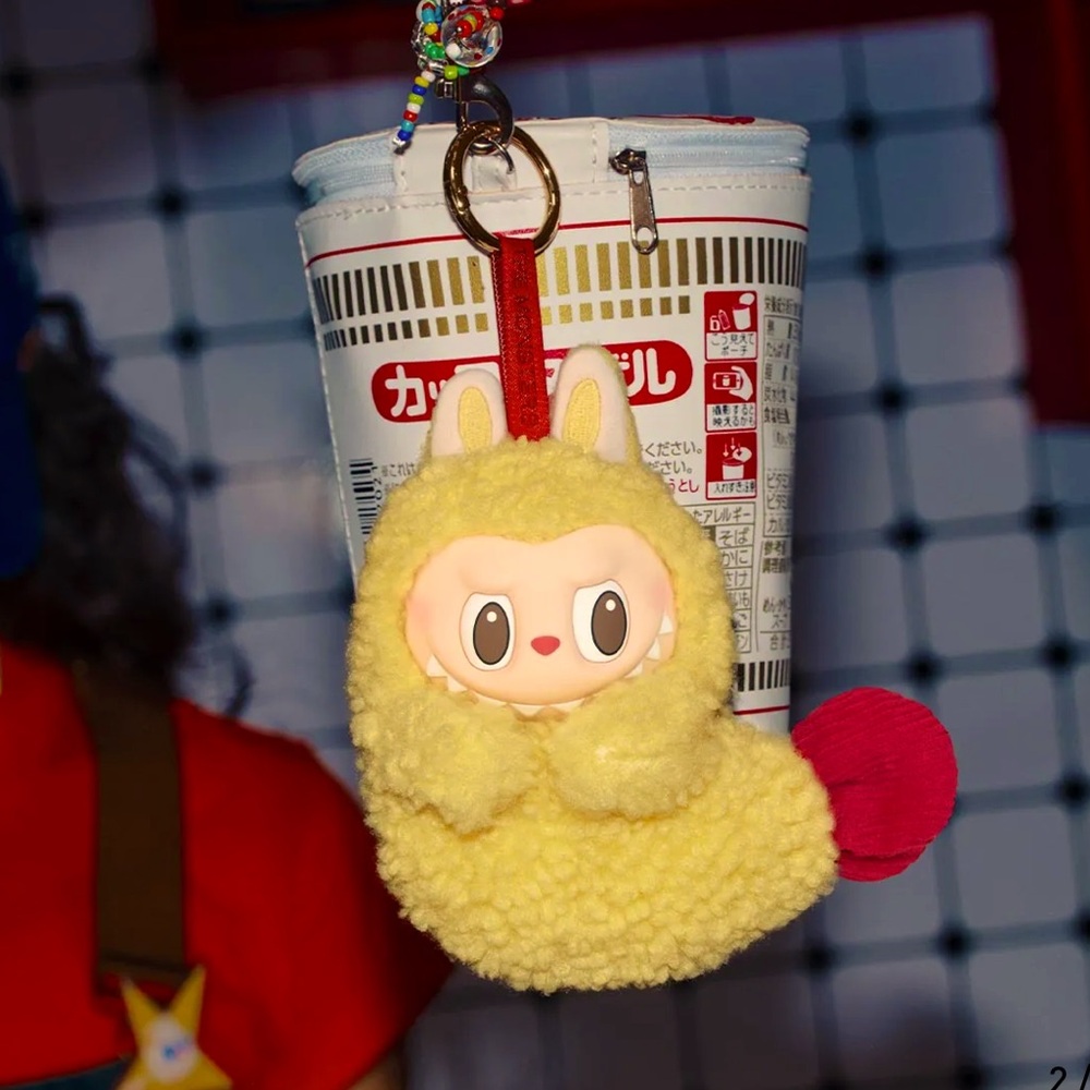 THE MONSTERS Wacky Mart
Series-Earphone Case NWT